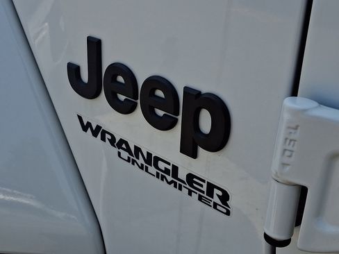 Used 2021 Jeep Wrangler Unlimited Sahara AWD/4WD image 30
