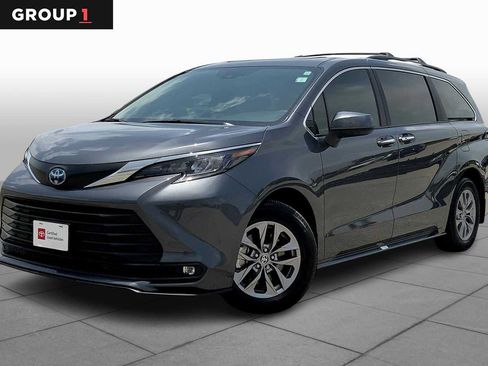 Used 2025 Toyota Sienna XLE FWD image 1
