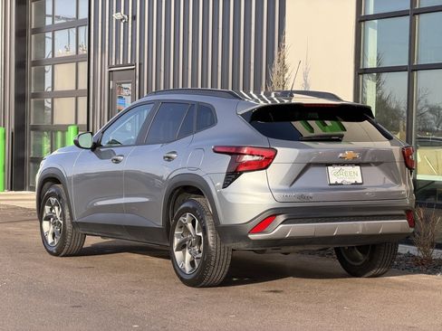 Used 2024 Chevrolet Trax LT w/ Sunroof Package image 3