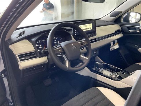 New 2026 Mitsubishi Outlander SE image 6