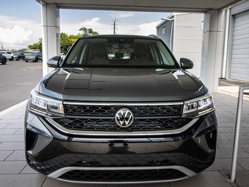 Used 2023 Volkswagen Taos SE w/ Panoramic Sunroof Package FWD image 9