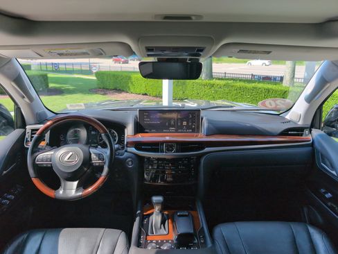 Used 2020 Lexus LX 570 4WD w/ Luxury Package image 29
