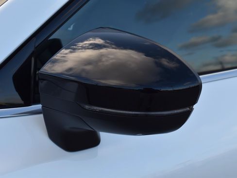 New 2026 Nissan Pathfinder Platinum FWD image 4