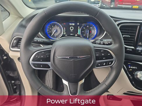 Used 2023 Chrysler Pacifica Touring-L image 16