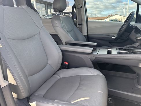 Used 2023 Toyota Sienna Limited image 29