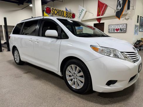 Used 2015 Toyota Sienna LE AWD/4WD image 14