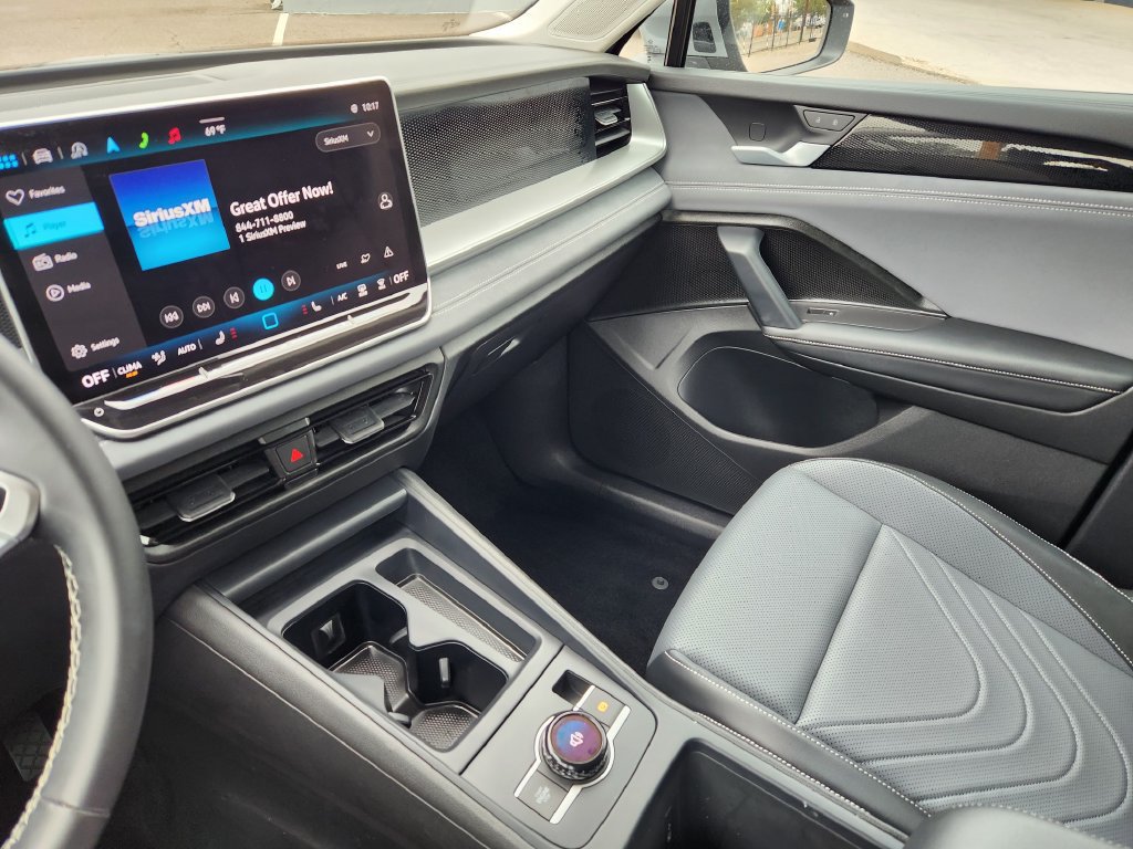 Used 2025 Volkswagen Tiguan SE AWD/4WD image 16