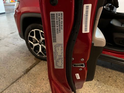 Used 2025 Jeep Compass Limited AWD/4WD image 29