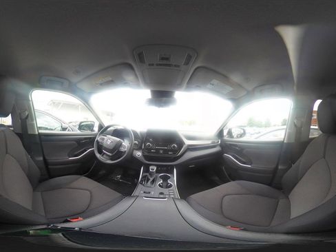Used 2025 Toyota Highlander LE FWD image 44