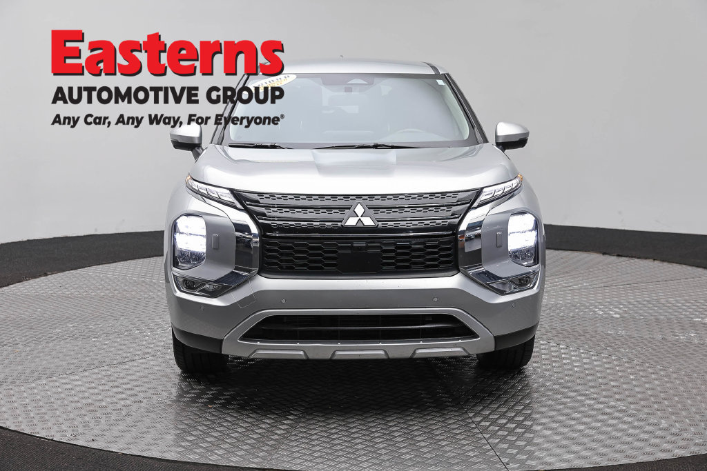 Used 2024 Mitsubishi Outlander SE AWD/4WD image 3