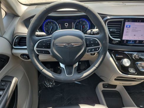 Used 2024 Chrysler Pacifica Touring-L image 15