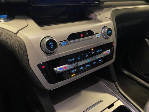 Used 2023 Ford Explorer XLT image 24