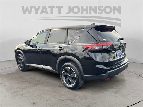Used 2024 Nissan Rogue SV image 3