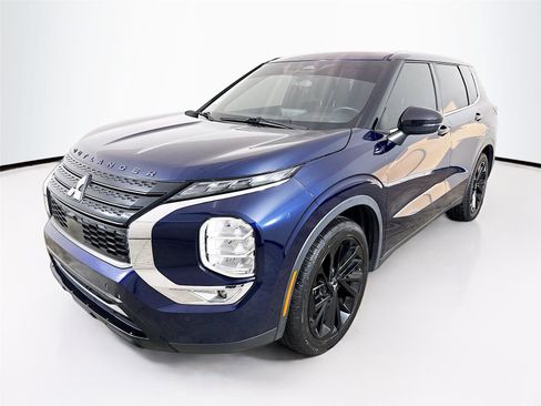 Used 2022 Mitsubishi Outlander SE image 3