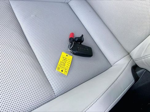 Used 2024 Toyota Prius XLE FWD image 14