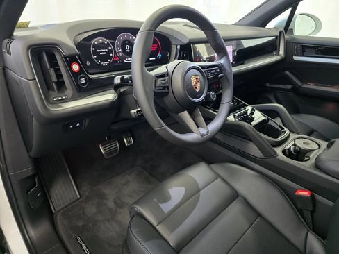 Certified 2025 Porsche Cayenne S AWD/4WD image 4