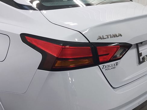 Used 2025 Nissan Altima 2.5 SR image 33