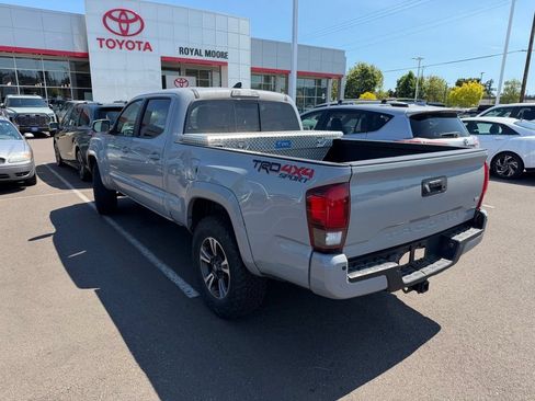 Used 2018 Toyota Tacoma TRD Sport w/ Technology Package AWD/4WD image 4