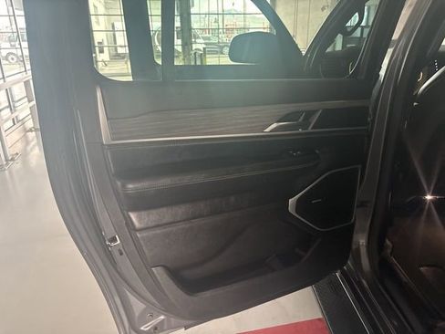 Used 2023 Jeep Wagoneer L Series II image 16