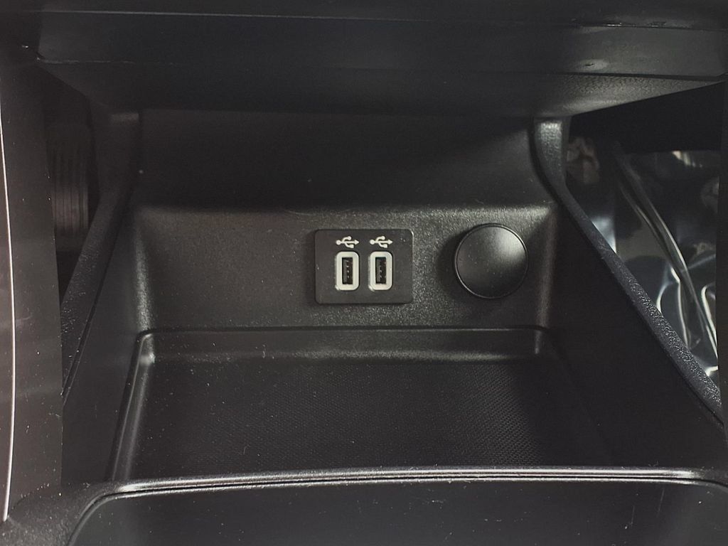 Used 2019 Ford Fusion SE FWD image 12