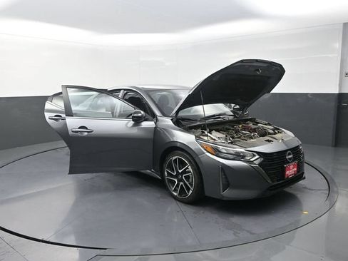 Used 2025 Nissan Sentra SR FWD image 39