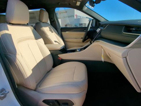 Used 2025 Jeep Grand Cherokee Limited w/ Black Appearance Package image 32