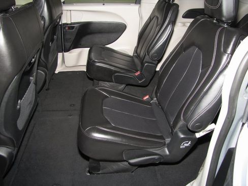 Used 2023 Chrysler Pacifica Touring-L image 12