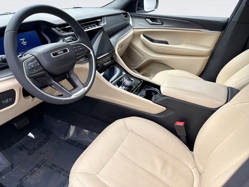 Used 2023 Jeep Grand Cherokee Limited w/ Rear Seat Video Group I image 10