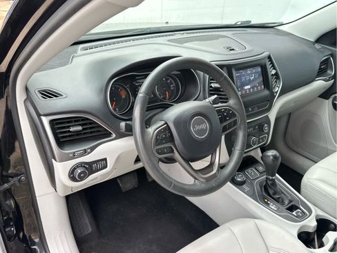 Used 2020 Jeep Cherokee Latitude Plus image 25