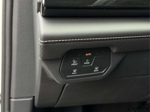 Used 2025 Volkswagen Atlas SE FWD image 18