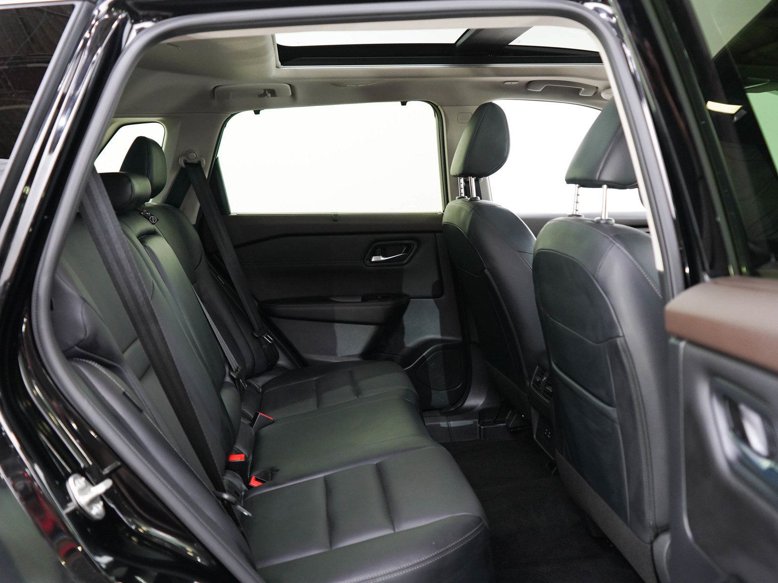 Used 2023 Nissan Rogue SV w/ SV Premium B Package AWD/4WD image 13