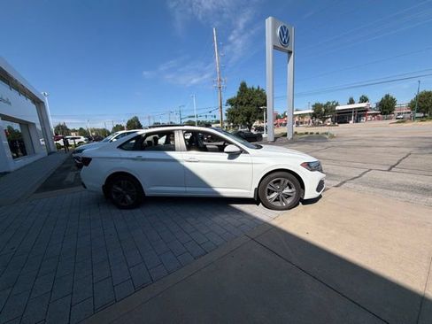 Certified 2024 Volkswagen Jetta SE w/ Panoramic Sunroof Package FWD image 11