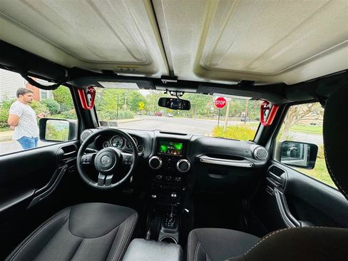 Used 2018 Jeep Wrangler Unlimited Sahara w/ Connectivity Group AWD/4WD image 28