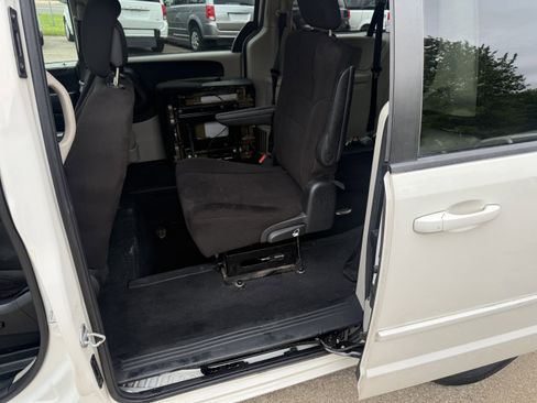 Used 2012 Dodge Grand Caravan SXT FWD image 13