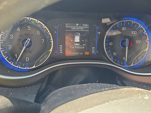 Used 2020 Chrysler Voyager L FWD image 11