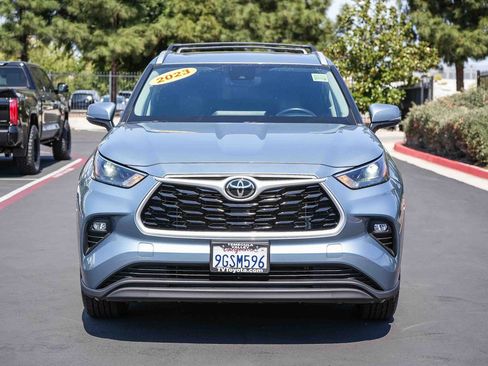 Used 2023 Toyota Highlander XLE FWD image 2