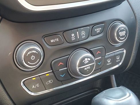 Used 2022 Jeep Cherokee Trailhawk AWD/4WD image 17