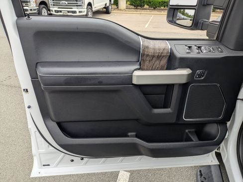 Used 2017 Ford F250 Lariat w/ Lariat Ultimate Package AWD/4WD image 16