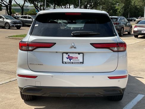 Used 2022 Mitsubishi Outlander ES AWD/4WD image 6