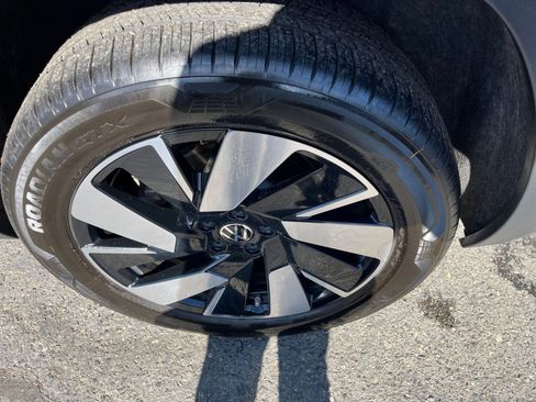 Used 2025 Volkswagen Atlas Cross Sport SE image 30