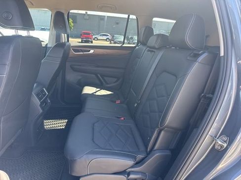 Used 2025 Volkswagen Atlas SE AWD/4WD image 12