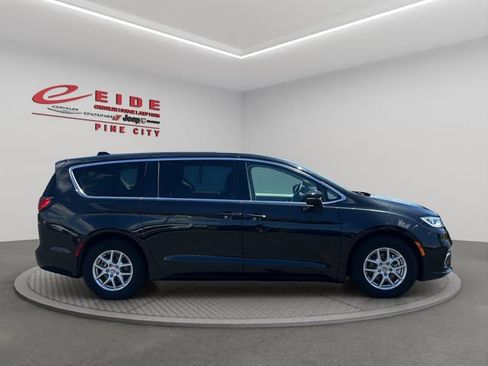 Used 2023 Chrysler Pacifica Touring-L FWD image 11