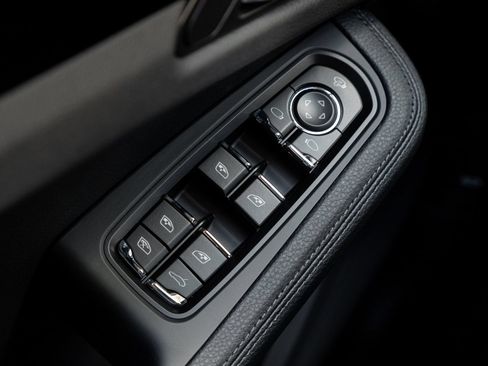 Certified 2026 Porsche Macan AWD/4WD image 19