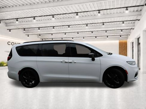 Used 2025 Chrysler Pacifica Limited FWD image 7