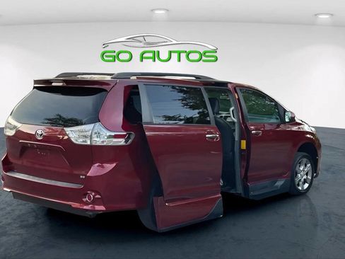 Used 2014 Toyota Sienna SE image 7