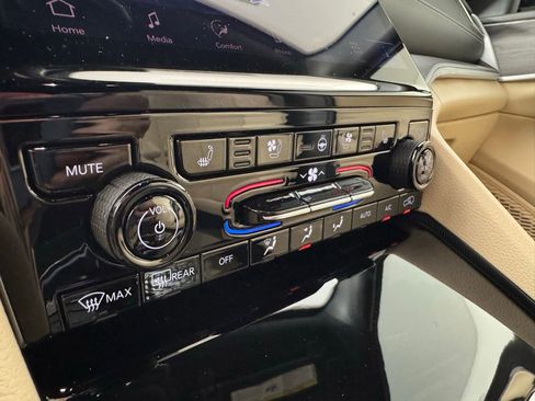 Used 2025 Jeep Grand Cherokee Limited w/ Luxury Tech Group II image 36