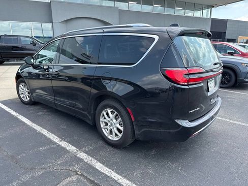 Used 2021 Chrysler Pacifica Touring-L FWD image 5