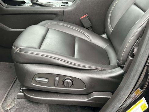 Used 2023 Chevrolet Traverse LT image 19