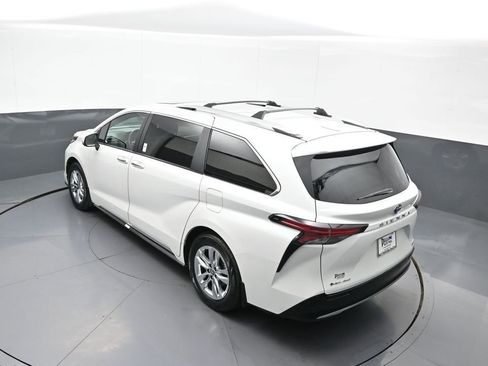 Certified 2025 Toyota Sienna Limited image 42
