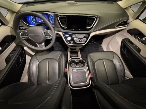 Used 2022 Chrysler Pacifica Touring-L w/ Uconnect Theater Family Group image 20